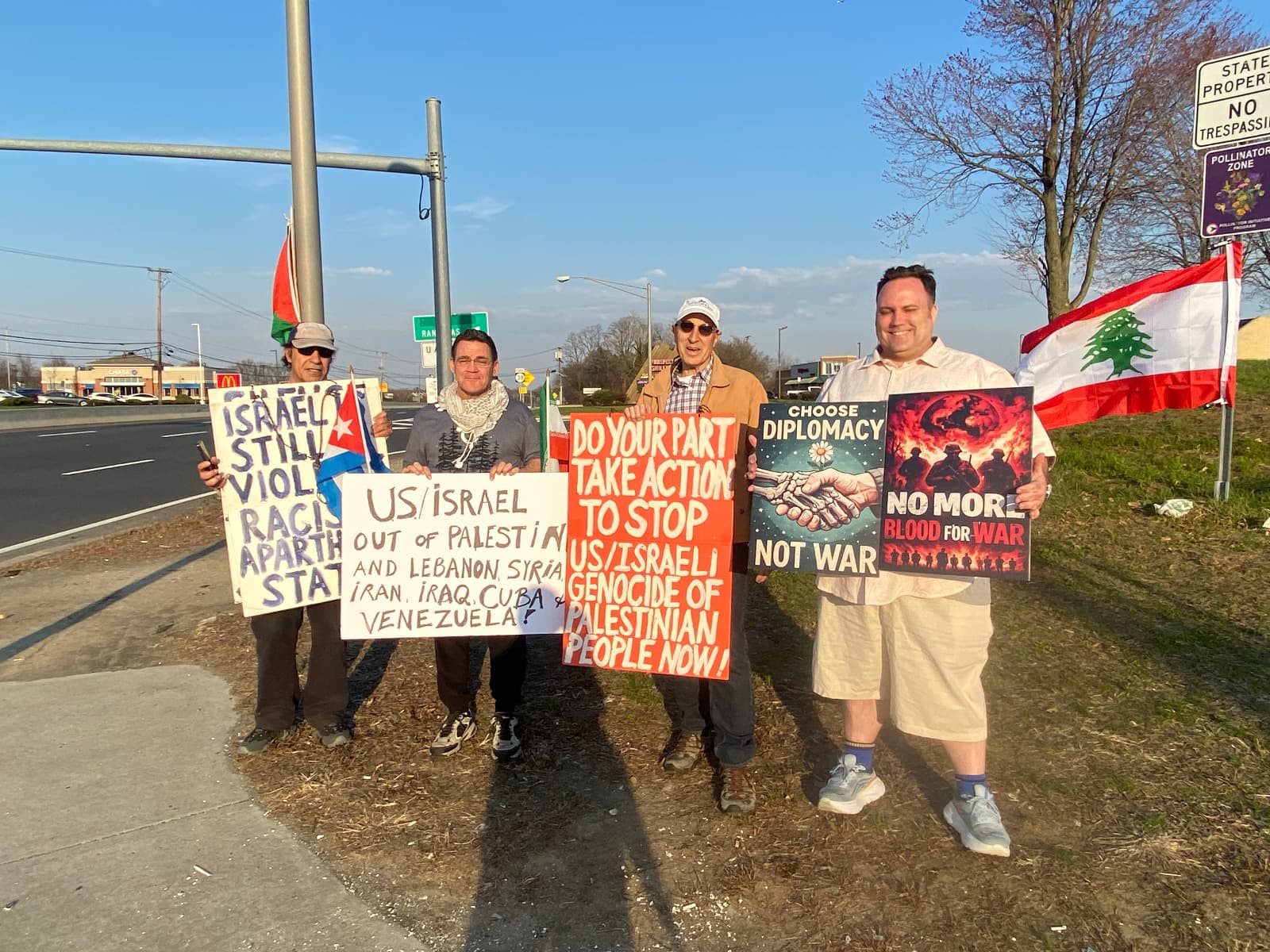 Ryan Michael Kelly con participantes en una vigilia de South Jersey for Gaza en Mount Laurel, Nueva Jersey