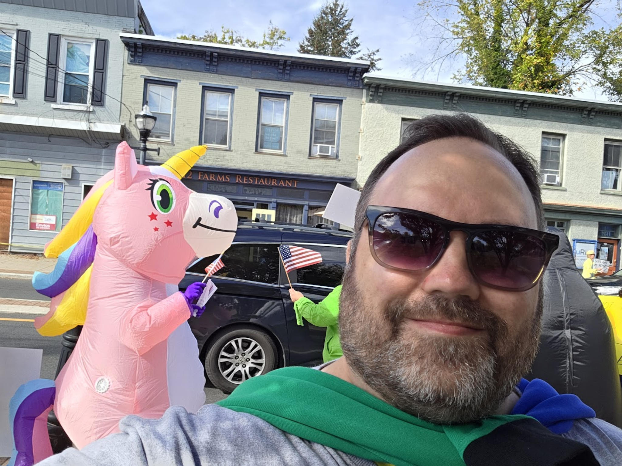 Un disfraz de unicornio en la manifestación No Kings de Hightstown, Nueva Jersey