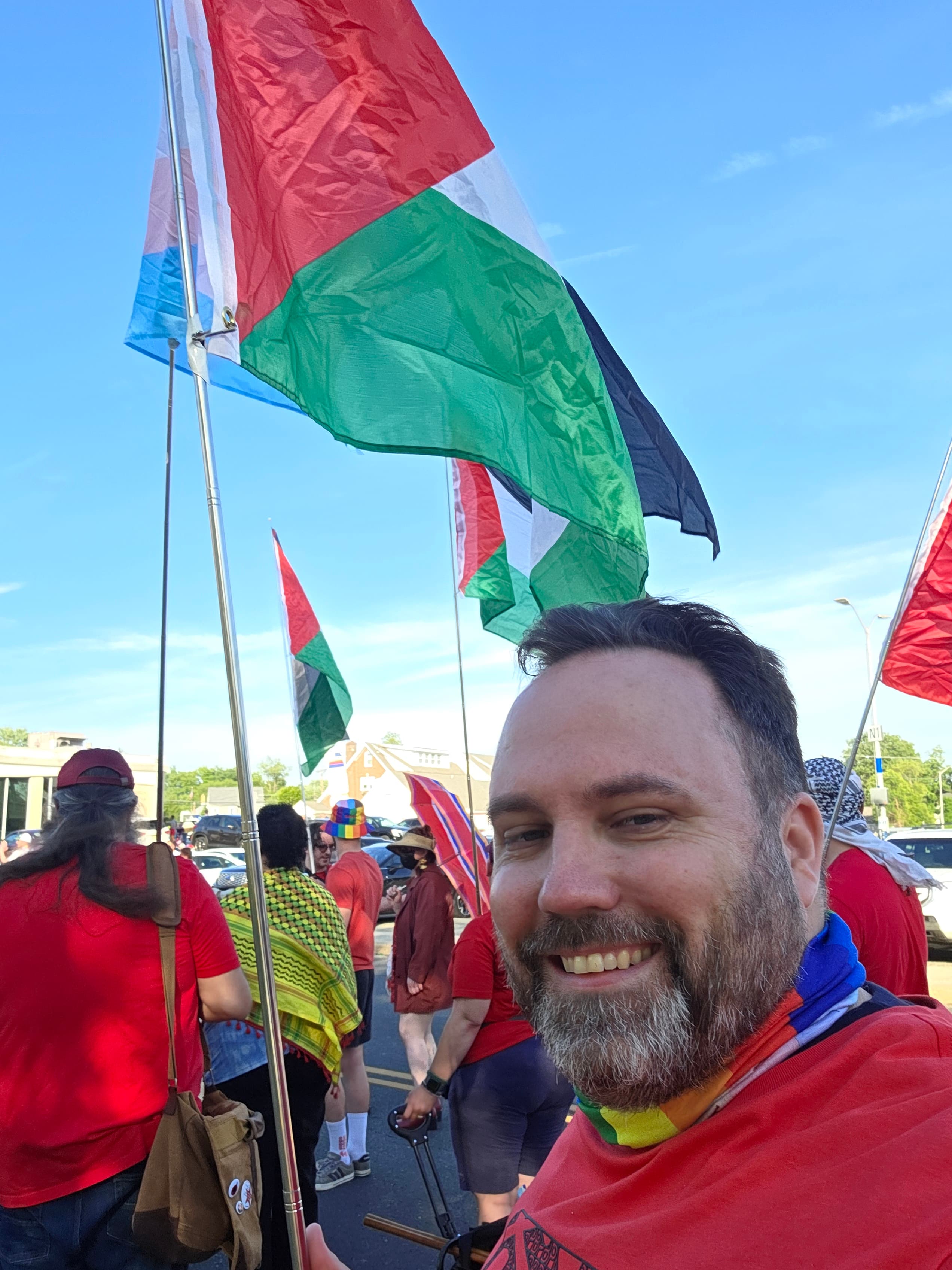 Ryan Michael Kelly llevando banderas palestinas mientras participa en el Full Circle Pride Parade de Haddon Township
