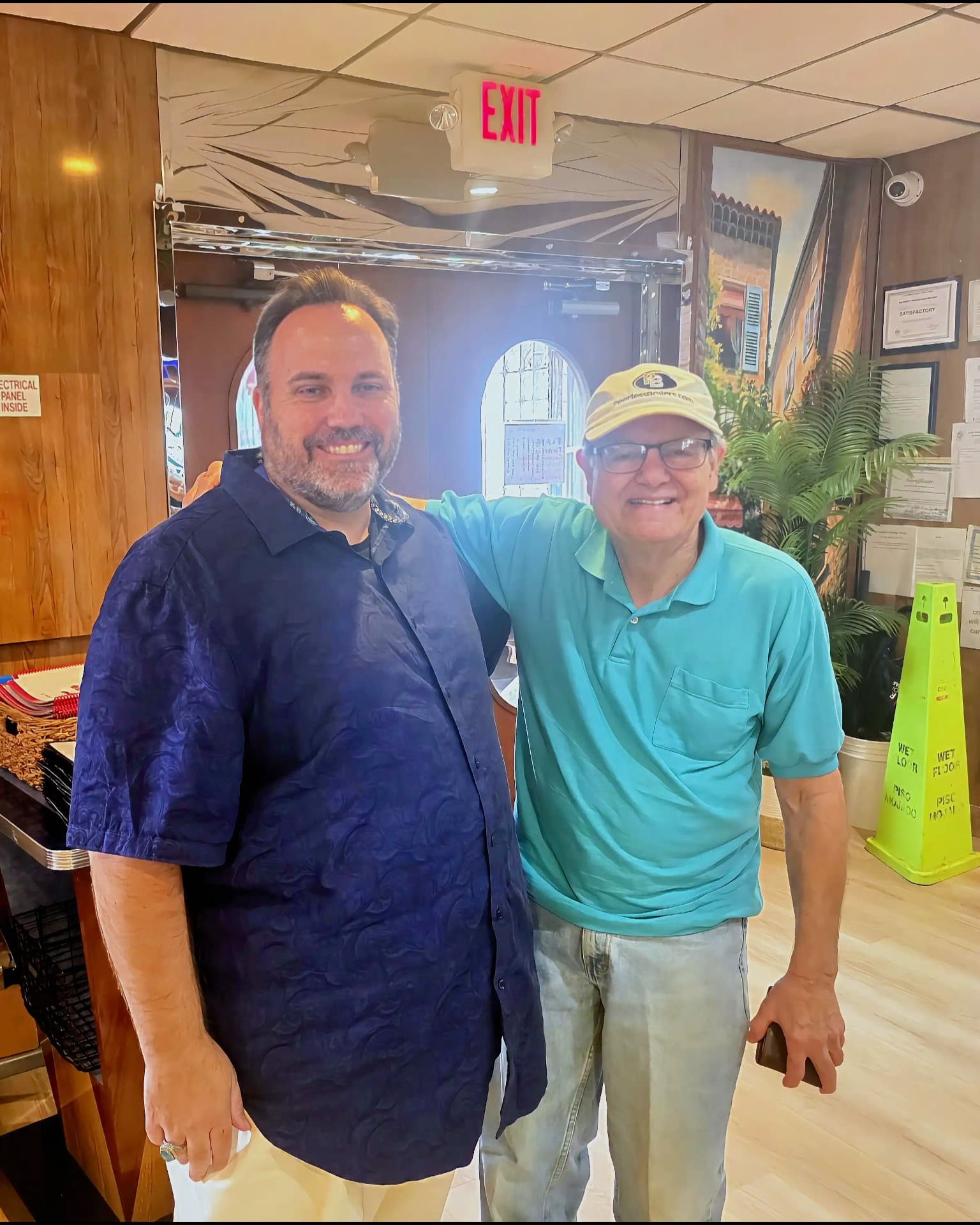 Los candidatos del NJ-03 Ryan Michael Kelly y Steve Welzer sonríen juntos después de almorzar en Town Diner en East Windsor, Nueva Jersey