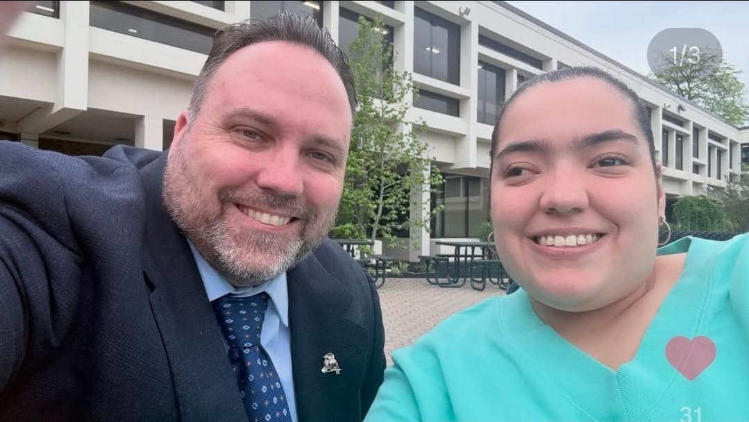Ryan Michael Kelly con una persona que apoya la campaña