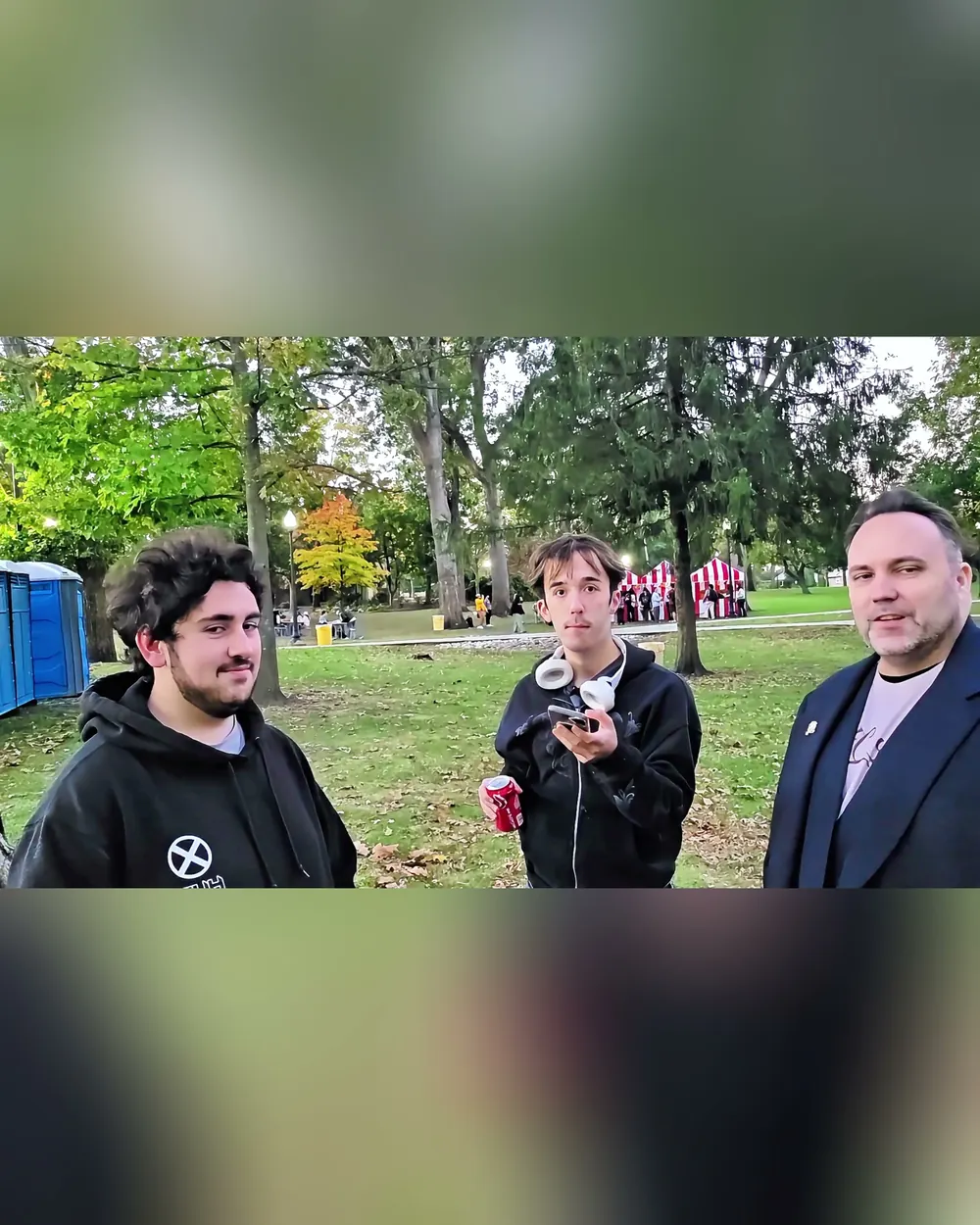 Nico, una persona que ayuda con la grabación y Ryan Michael Kelly juntos al aire libre en el festival de Rowan.