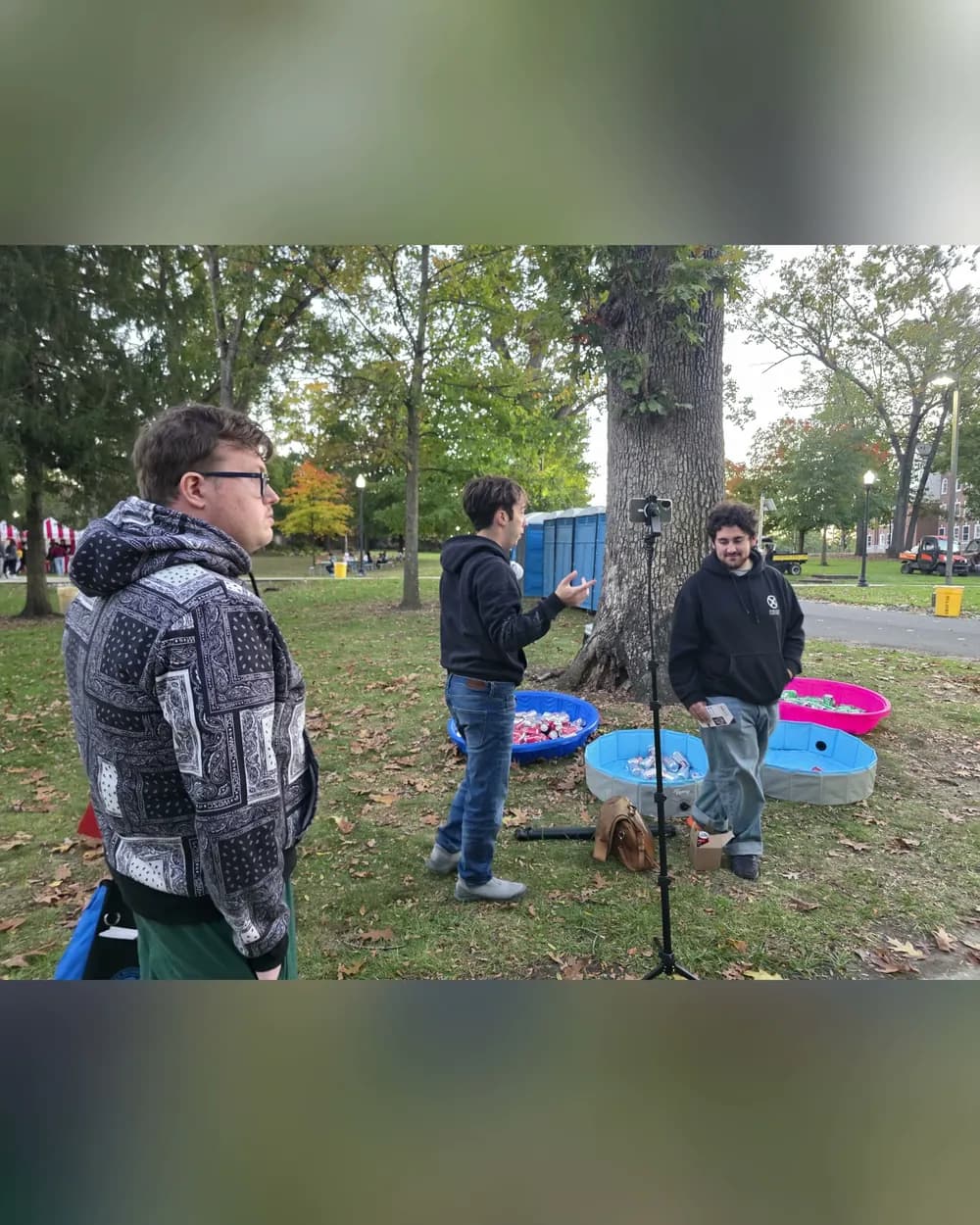 Una persona voluntaria ayuda con la grabación de una entrevista al aire libre durante el festival de Rowan